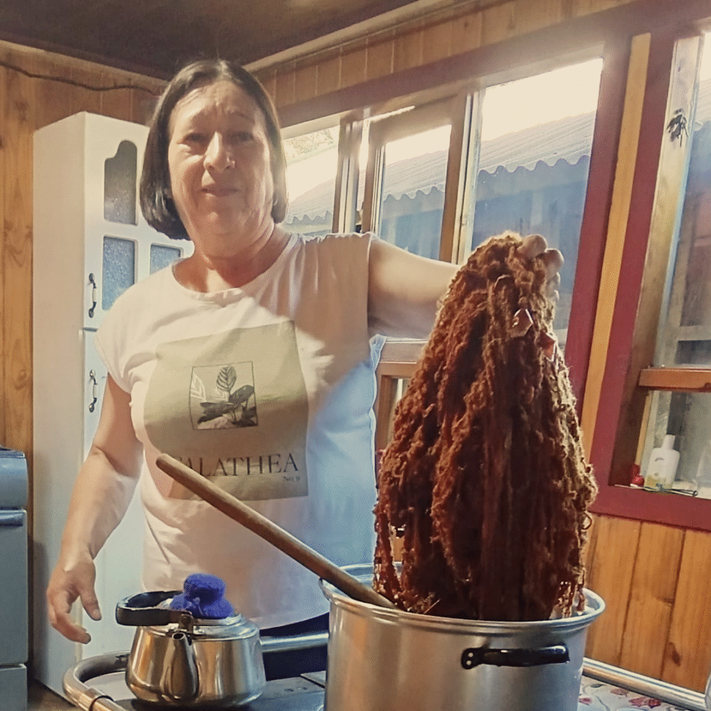 María Ulloa, artesana dalcahuina posa con la lana que ella misma hila y tiñe.